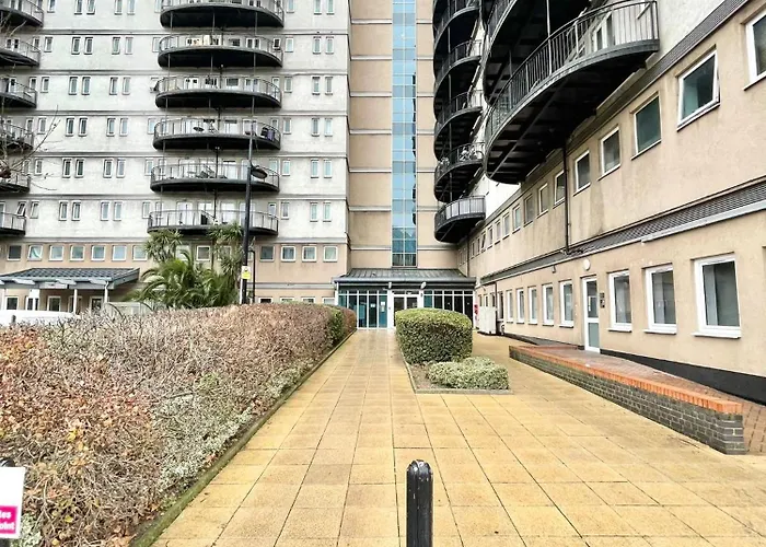 Cozy Apartment In Stratford Next To Abba